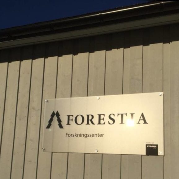 Fasadeskilt med trykk fra Presis